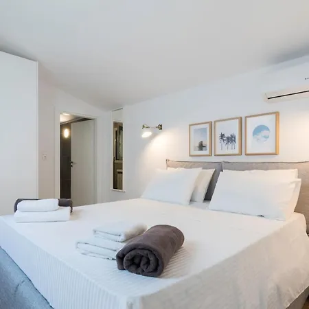 Phos With Swimming Pool In リンドス