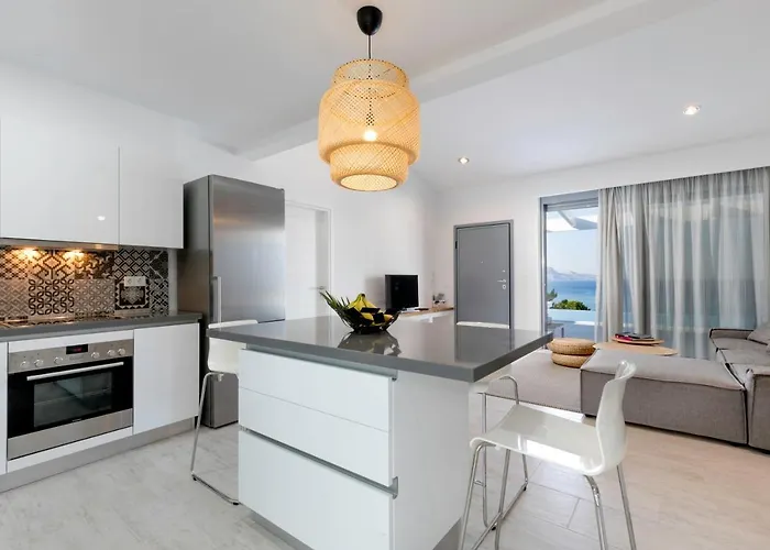 Phos With Swimming Pool In וילה