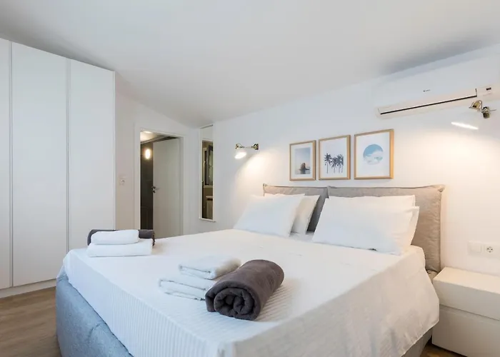 Phos With Swimming Pool In Líndos