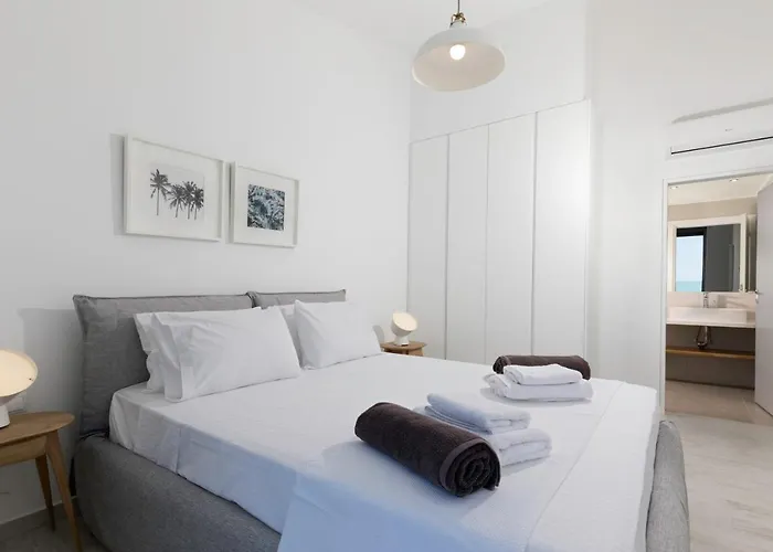 Vila Phos With Swimming Pool In *