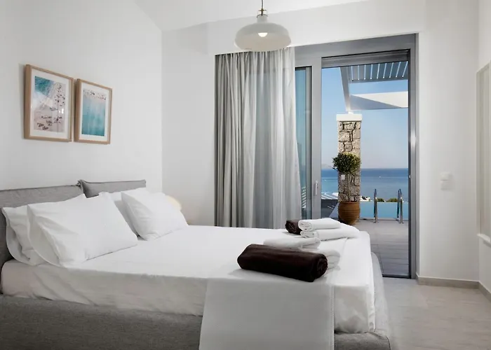 Vila Phos With Swimming Pool In