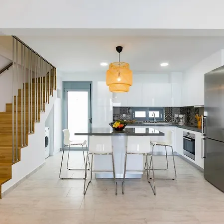 Phos With Swimming Pool In Líndosz